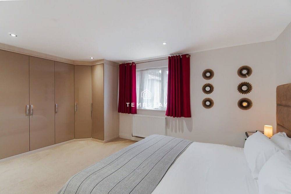 Spacious 5 bed Sunninghill with driveway parking in Berkshire