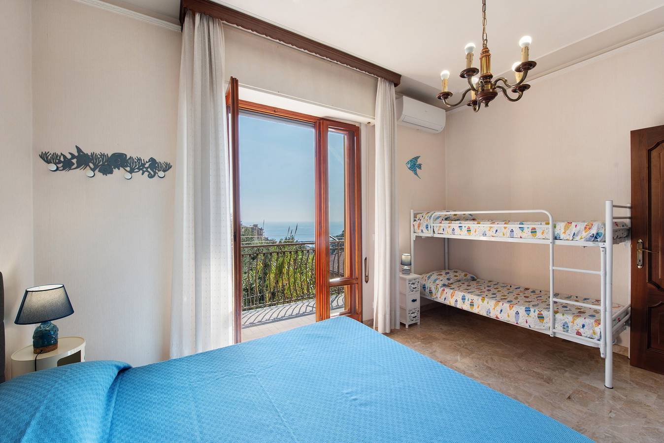 Apartamento entero, Apartamento 'Due Passi Dal Mare Tra Gli Ulivi' con vistas al mar, Wi-Fi y aire acondicionado in Varazze (City), Varazze