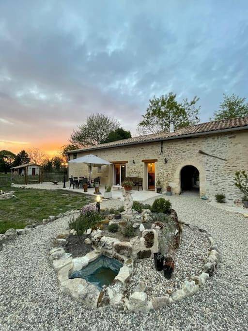 Gîte pour 6 personnes, avec terrasse et jardin à Cubnezais