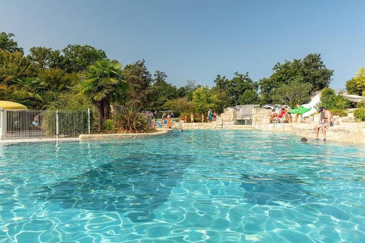 Location de vacances pour 6 personnes, avec terrasse et piscine à Sainte-Catherine-de-Fierbois - 2