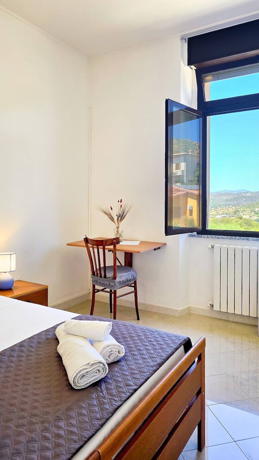 Camera matrimoniale con bagno privato e vista mare in Gonnesa, Iglesiente