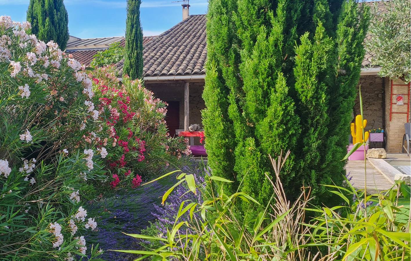 Appartement am Pool mit Parkplatz und Flussblick in Saint-Gervais, Nimes und Umgebung