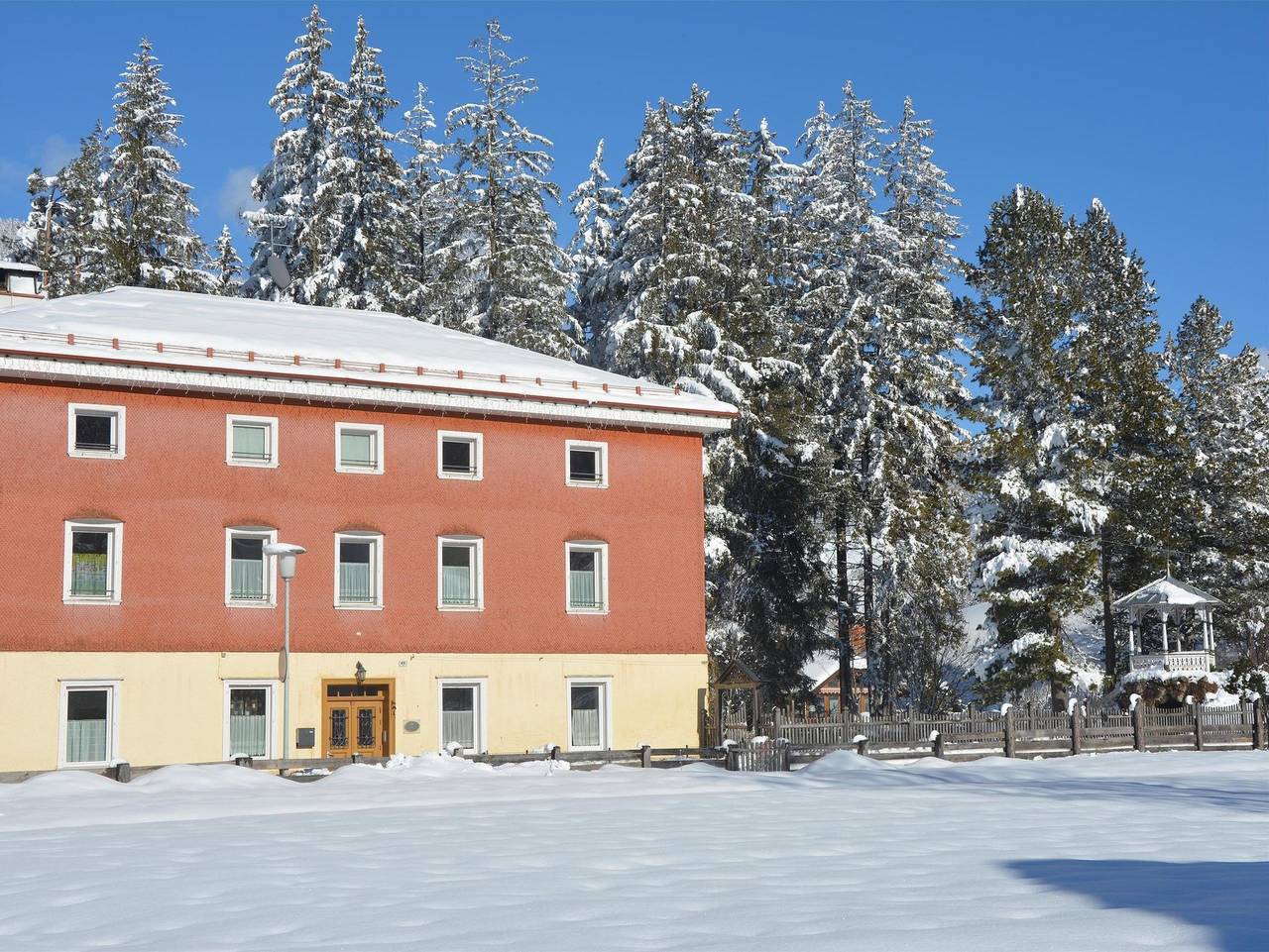 Ganze Ferienwohnung, Pension Villa Vidal - Doppelzimmer im Erdgeschoss in Pragser Wildsee, Niederdorf
