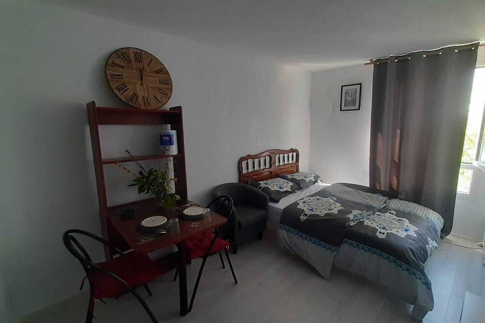 Entire apartment, Studio De 18 m2 Tres Propre Avec Lit Double 140x200cm in Cergy, Val-d'Oise