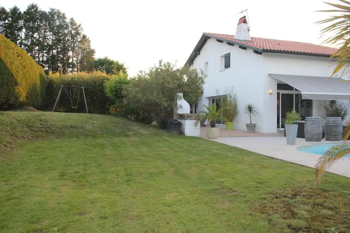 Villa für 8 Personen, mit Pool und Balkon sowie Ausblick - 1