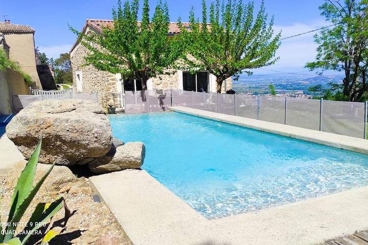 Location de vacances pour 10 personnes, avec piscine ainsi que jardin et vue, animaux acceptés à Saint-Romain-de-Lerps