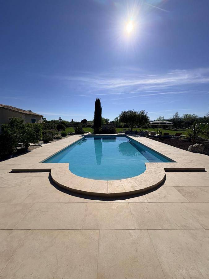 Ferienhaus für 4 Personen, mit Terrasse und Garten sowie Pool und Seeblick