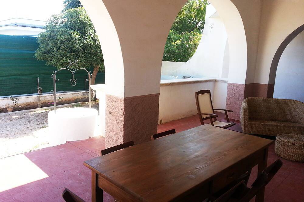 Independent villa with two large verandas, 8 + 1 beds, 300 m from the sea. in Campomarino (Apulia), Gulf of Taranto