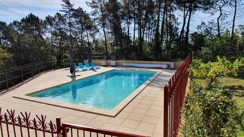 Location de vacances pour 10 personnes, avec vue ainsi que piscine et jardin à Saint-André-d'Allas