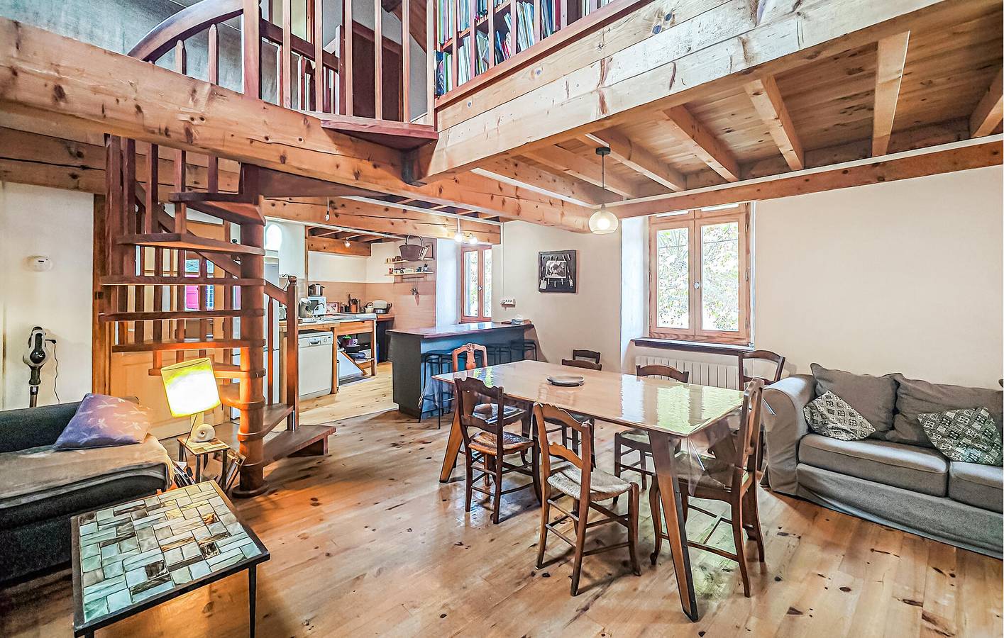 Gemütliche Wohnung in Aulos - Parkplatz, Waschmaschine & Stadtzentrum in der Nähe in Les Cabannes, Ariège