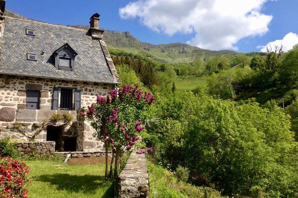Maison De Charme 4* Typique En Barriade 4 pers in Mandailles-Saint-Julien, Région d'Aurillac