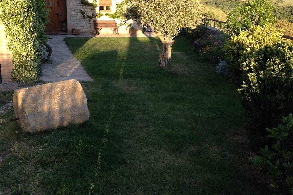 La Farraja de Cal Farrés, rural house 1 h. from Bcn: swimming pool, bbq, garden. in Calonge de Segarra, Barcelona Inland