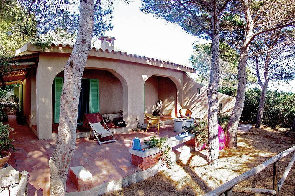 Baita per 4 Persone in Porto Pinetto, Provincia del Sud Sardegna