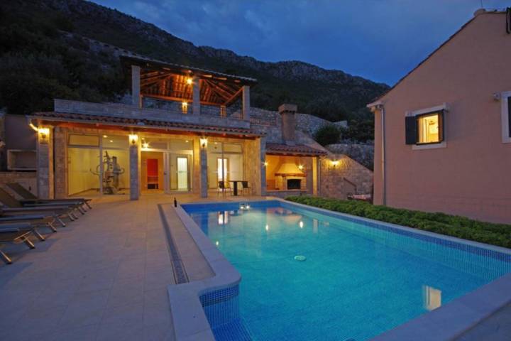 Villa con piscina per 12 persone, con piscina e balcone nonché vista oceano e sauna, adatto a famiglie con bambini a Grad Dubrovnik