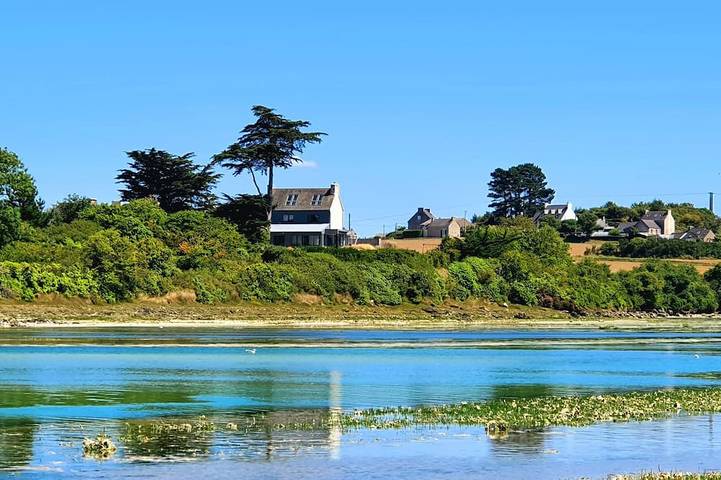 Location de vacances pour 9 personnes, avec jacuzzi ainsi que terrasse et jardin à Plougoulm
