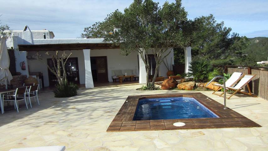 Chalet para 2 personas, con terraza y jardín además de piscina y jacuzzi en Ibiza