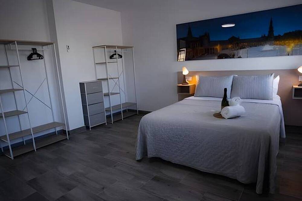 Country House 'Villa Con Piscina Cerca De Sevilla' with Private Pool, Wi-Fi and Air Conditioning in Hacienda de Tarazona, La Rinconada