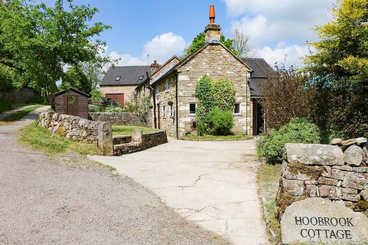 Cottage for 6 people, with garden and hot tub, with pets in Peak District