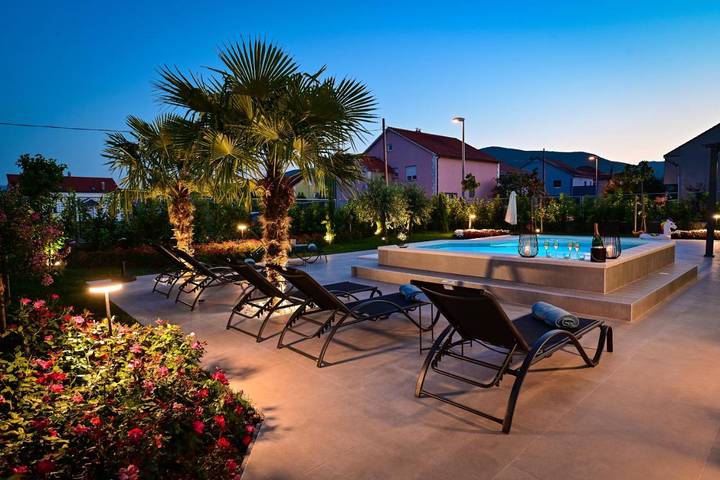 Villa pour 12 personnes, avec piscine ainsi que jardin et vue à Sinj - 2