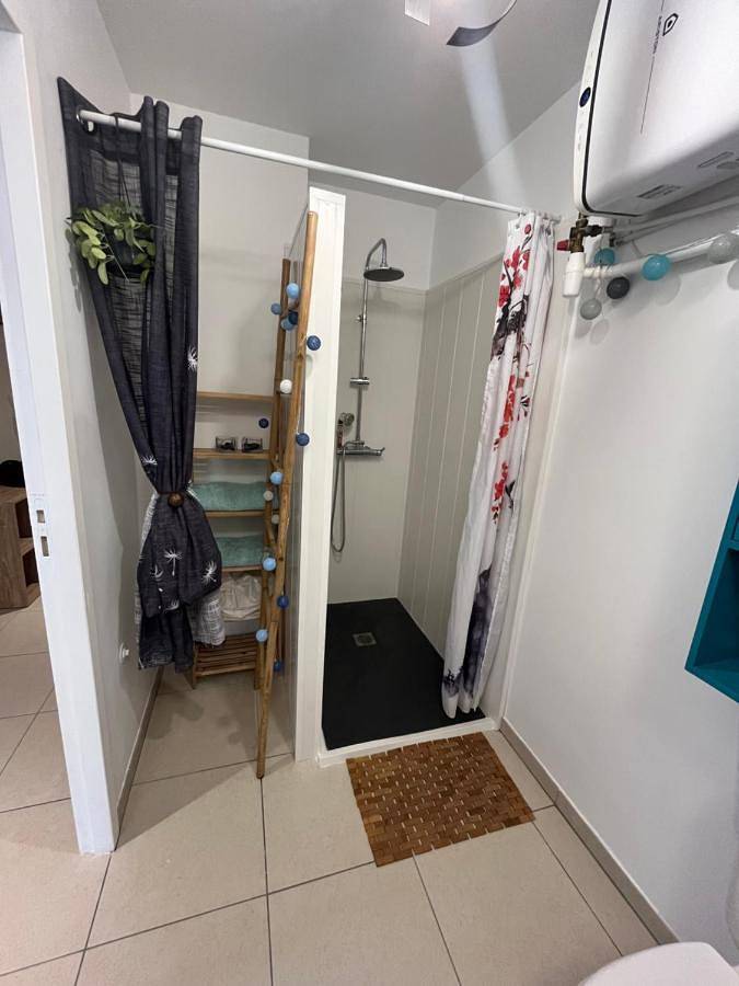 Appartement entier, Proche Ajaccio, F2 avec terrasse et garage, 4 personnes, animaux admis in Sarrola-Carcopino, Région d'Ajaccio