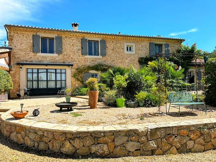 Location de vacances pour 6 personnes, avec terrasse ainsi que piscine et jardin à Cotignac - 4