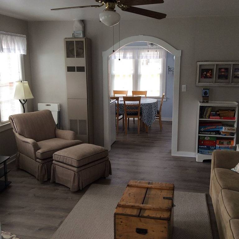 Gemütliches gelbes Seeufer-Häuschen in Higgins Lake