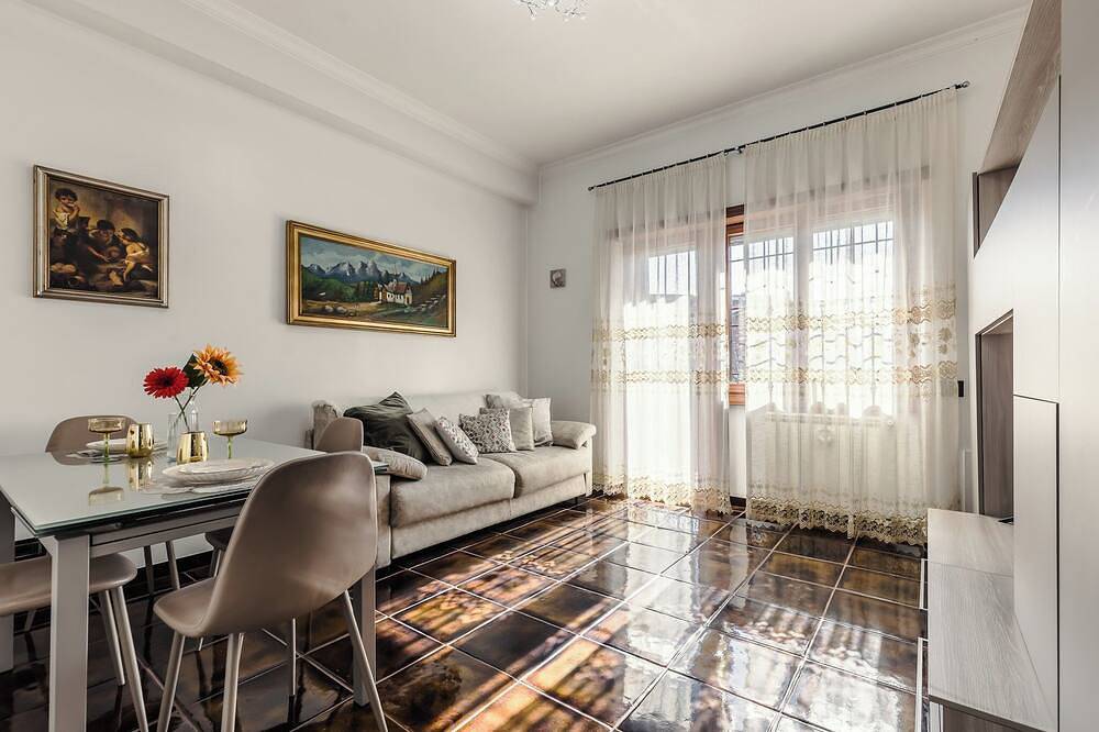 Entire apartment, 2 steps from Ciampino station, Rome in Ciampino, Via Francigena