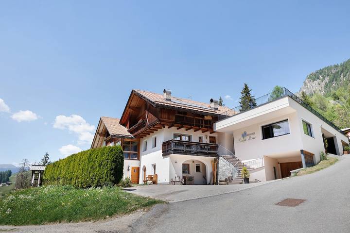 Apartamento inteiro, Apartamento "Ciasa Mirio Sass" com vista para a montanha, Wi-Fi e jardim in Rumestluns, La Val