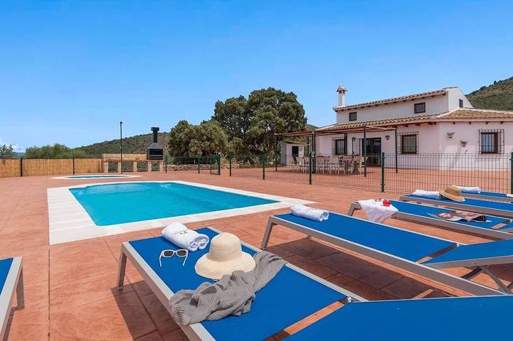 Casa rural para 12 personas, con jardín en Casabermeja