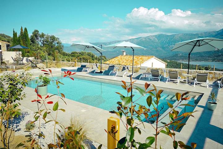 Villa pour 8 personnes, avec piscine et sauna ainsi que terrasse et vue sur le lac