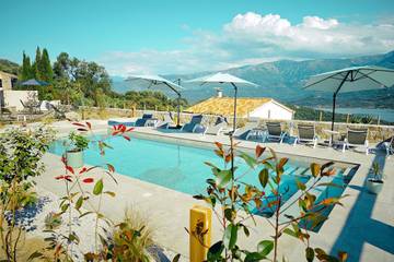 Location de vacances pour 8 personnes, avec vue sur le lac et piscine ainsi que sauna et terrasse à Santa-Reparata-di-Balagna