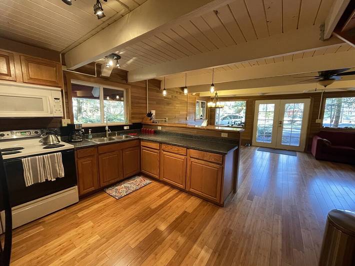 Cabin for 10 people, with hot tub and yard as well as balcony in Mount Rainier National Park