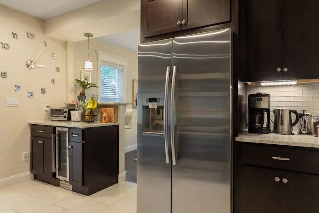 Ganze Wohnung, Großes und modernes Luxus-Duplex-Haus in der Nähe von Boston und Cambridge mit kostenlosem Parkplatz in Everett (MA), Massachusetts