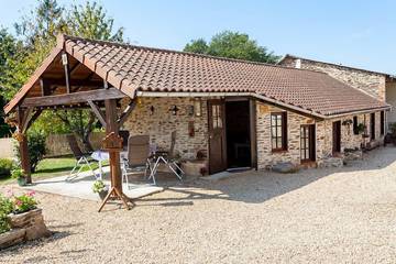 Gîte pour 4 personnes, avec jardin et jacuzzi ainsi que terrasse et piscine à Chalais (Aquitaine)