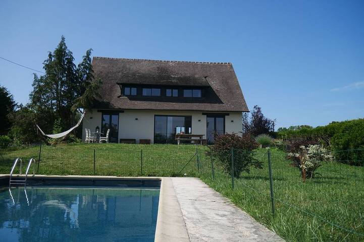 Location de vacances pour 14 personnes, avec terrasse et jardin, animaux acceptés à Saint-Étienne-la-Thillaye