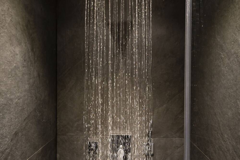 Ganze Wohnung, Lifestyle Suite mit Sauna, 2 \"En-Suite”-Bädern, Bergblick! in Übersee, Chiemgauer Alpen