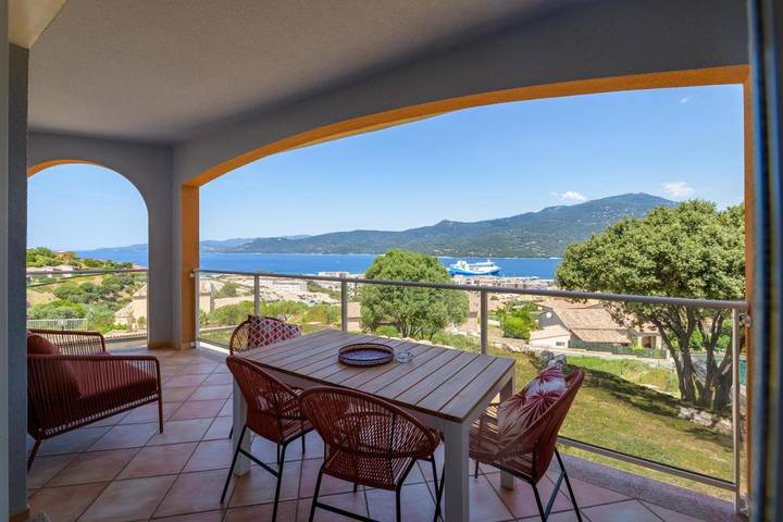 Appart’hôtel pour 8 personnes, avec jardin ainsi que piscine et vue