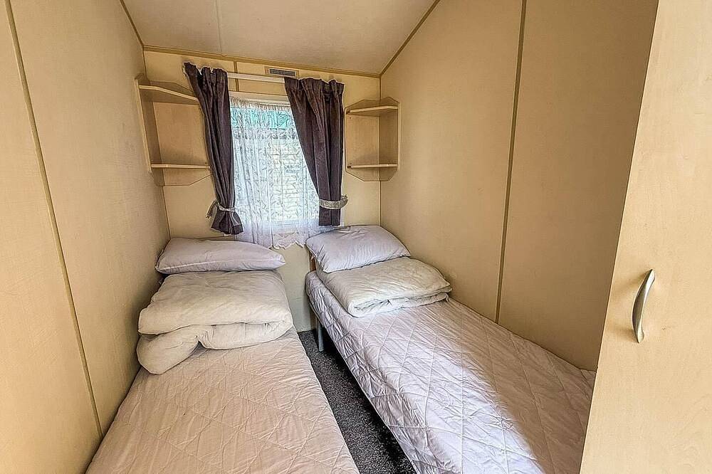 Lovely caravan at Valley Farm Holiday Park, sleeps 8 in Clacton-on-Sea, Essex