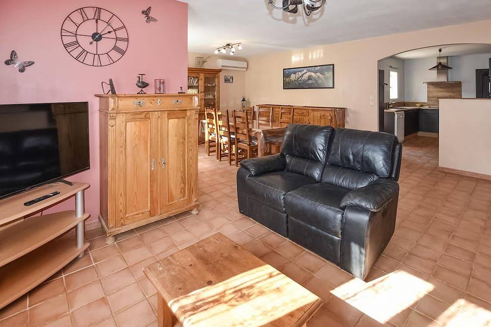 Amazing home in Mazan with kitchen in Mazan, Parc naturel régional du Mont-Ventoux