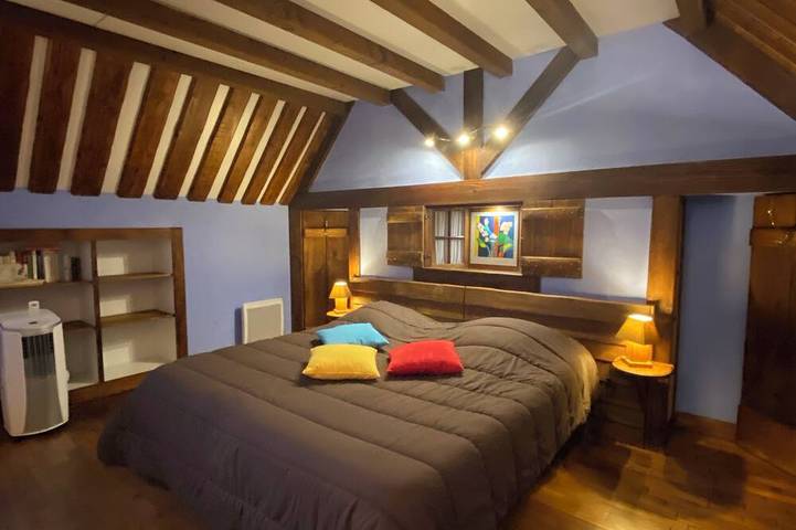 The Huchier lodge was designed with the necessary comfort for 2-4 people. in Nuits, Avallon region