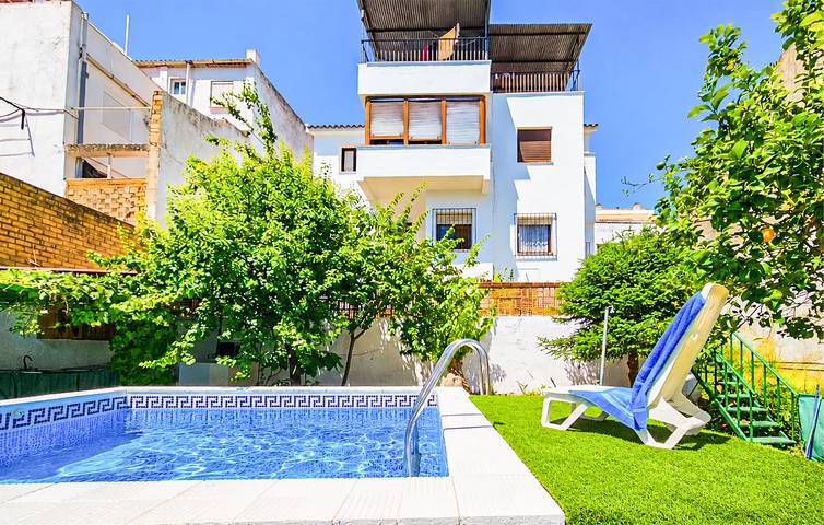 Charming 2-Bedroom Apartment with Pool, WiFi, Near City Center & Dining in Prado del Rey, White Villages