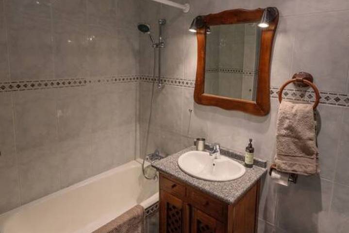 Apartamento entero, Sopelana pueblo muy cerca de la playa ideal para surfistas y familias. in Sopelana, Costa Vasca