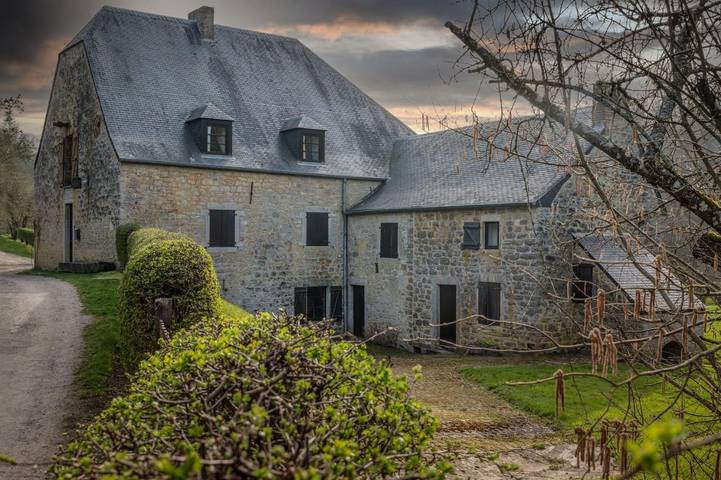 Location de vacances pour 9 personnes, avec Terrasse ainsi que Jardin et Vue à Doische