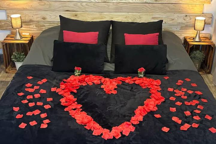 Gîte pour 4 personnes, avec jacuzzi et terrasse à Saint-Julien-les-Rosiers - 2