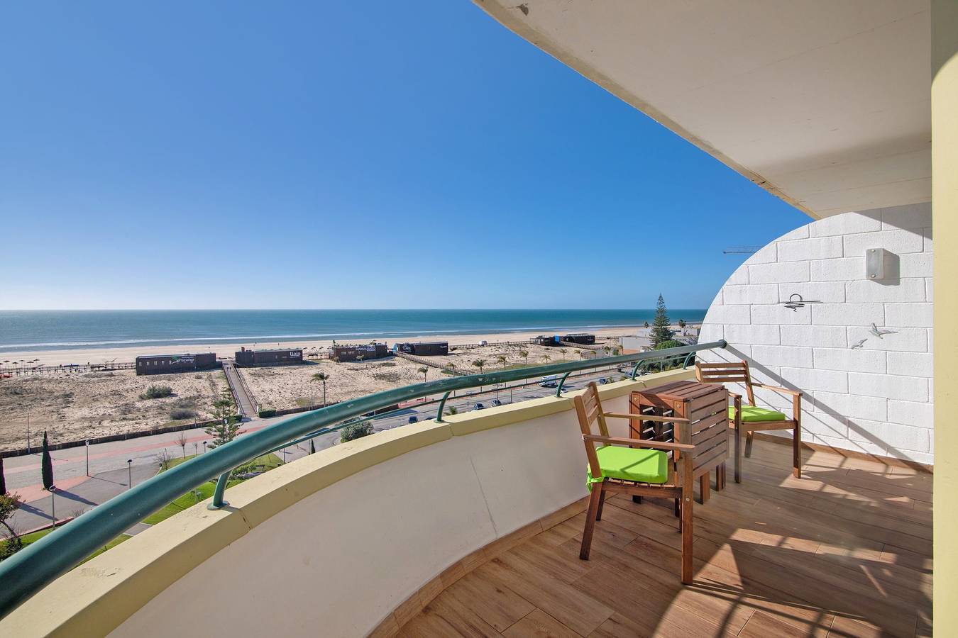 Apartamento inteiro, Apartamento 'Varanda Do Sol' com vista para o mar, Wi-Fi e ar condicionado in Praia de Monte Gordo, Monte Gordo