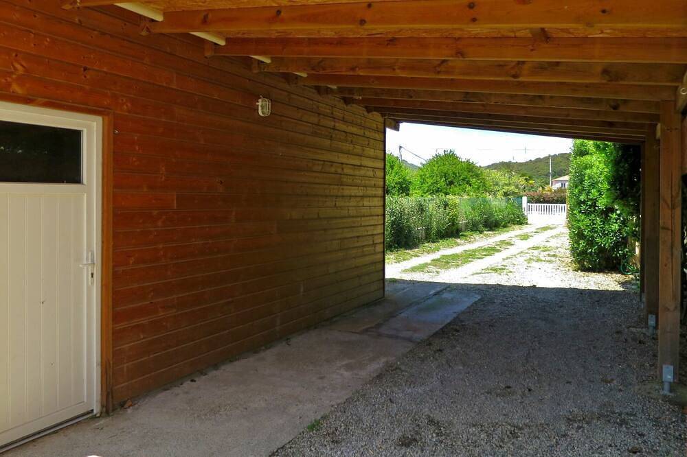 Villa indipendente con piscina privata, Tv, patio, animali ammessi, vista panoramica, parcheggio in Santa Lucia di Moriani, Corte e dintorni