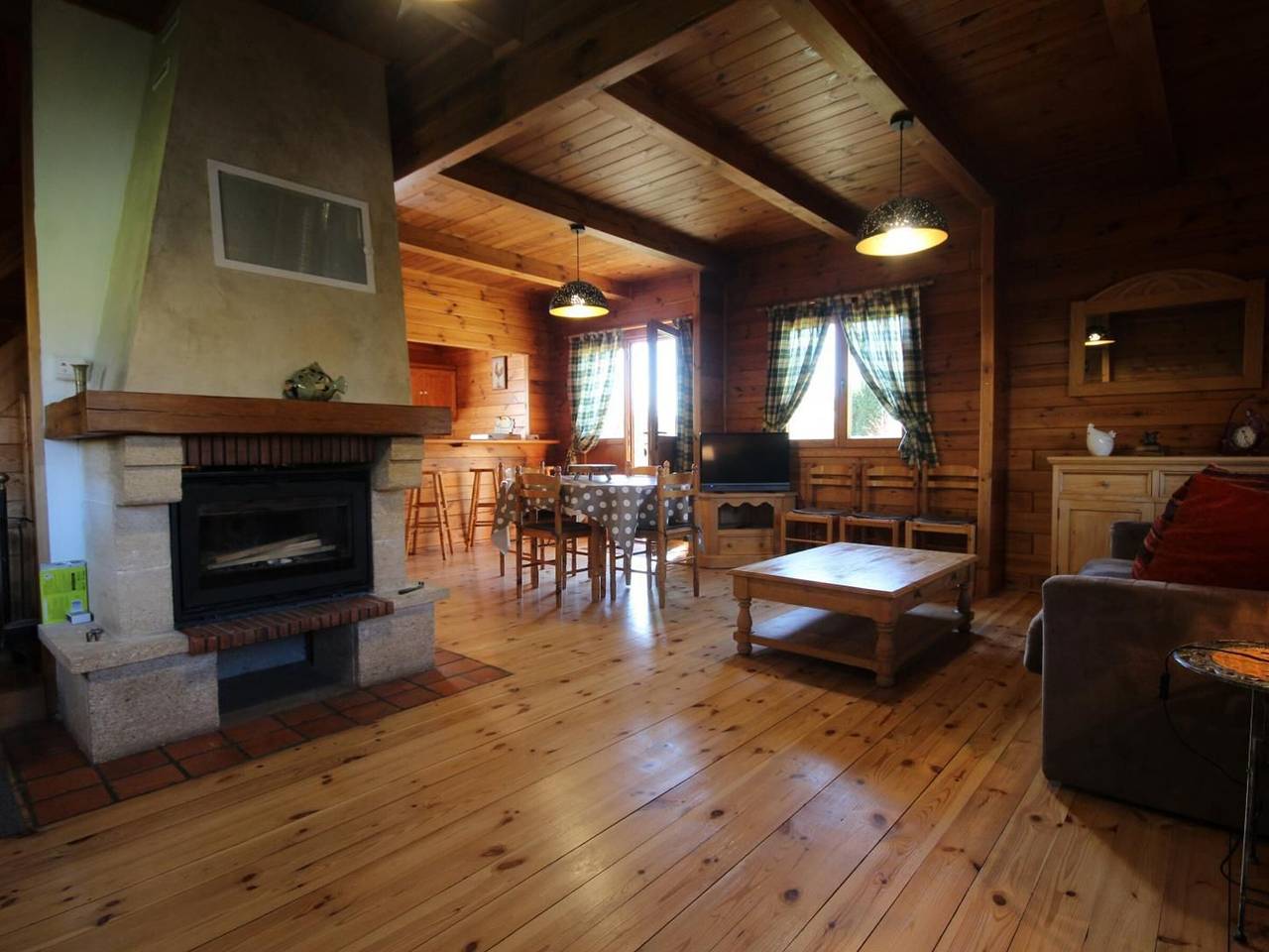 Geräumiges Chalet am Teich im Morvan, Haustiere erlaubt, privater Parkplatz in Gouloux, Naturpark Morvan