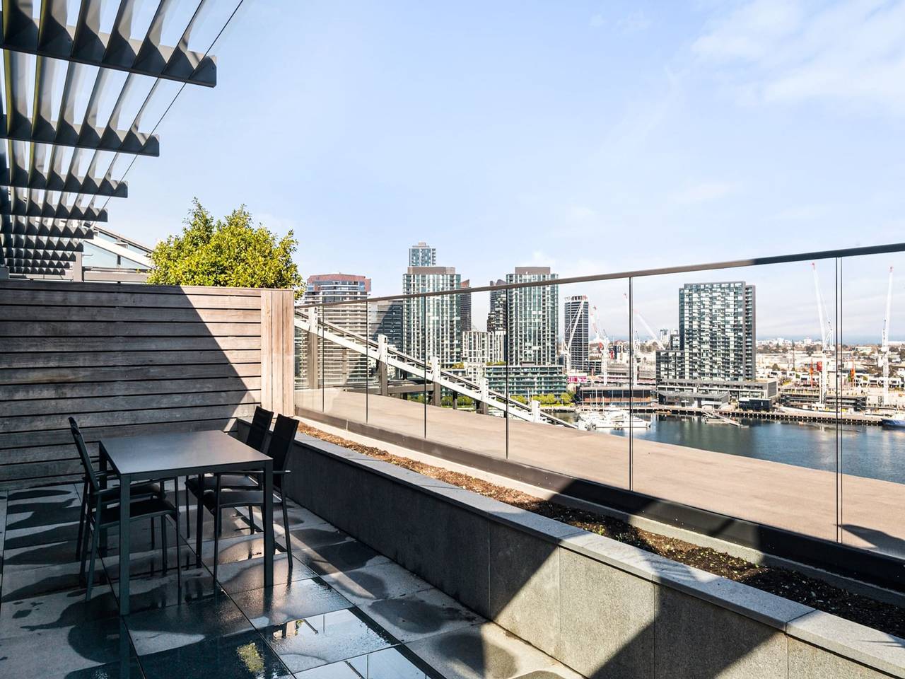 Entire apartment, Bright 2-Bed Retreat with Pool, Gym & Sauna Access in Docklands, Melbourne