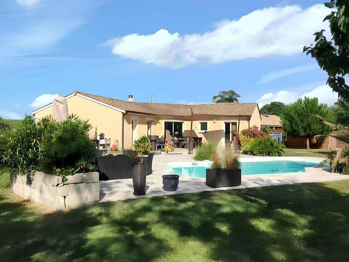Location de vacances pour 6 personnes, avec jardin ainsi que piscine et terrasse, animaux acceptés à Saint-Martin-Lacaussade