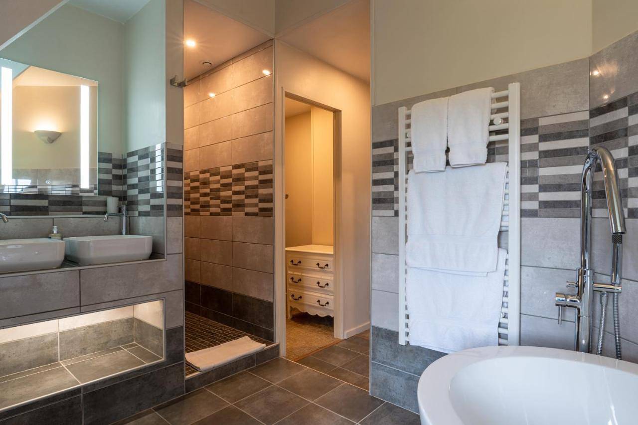 Superior King Suite in Beaumont-du-Périgord, Périgord Pourpre